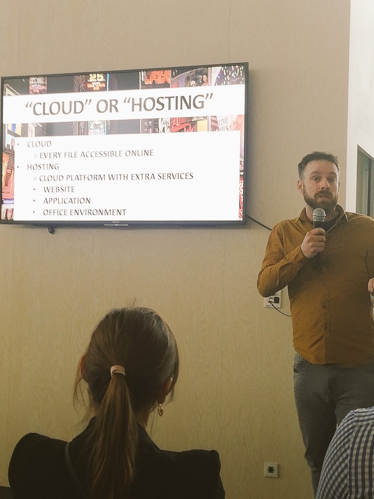 combell's tweet photo. Collega Tim @Terreur oriënteert het #SafeShops publiek in het #hosting landschap (maar staat nooit stil voor de foto) 🤘 https://t.co/4zqbyVmZB2