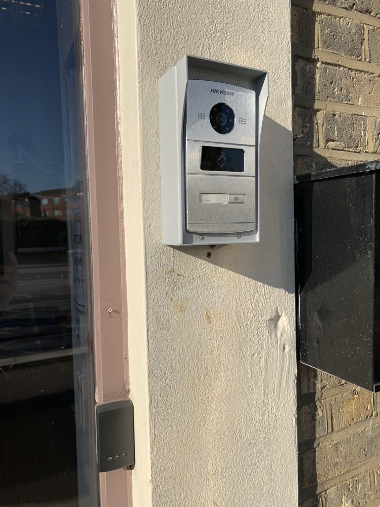 Woodhill2015's tweet photo. Woodhill Security Ltd have recently finished this upgrade for a Nursing Home where there old Door Entry system had seen better days and not functioning correctly, 

T:  020 3778 0040
W: https://t.co/90RoDN8NI7
E:  sales@woodhillsecurity.co.uk 

#DoorEntry#SecuringWhatMattersToYou https://t.co/n8H9ODo8Tk