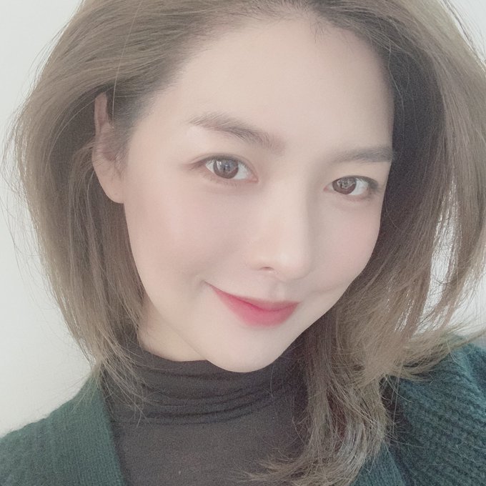 YEOREUMTIME's tweet photo. [TWITTER UPDATE]음원이 발매되었습니다 여러분 듣고있나요? 내게 말해주세용❤️ #EDEN #ALICE #헬로비너스 #앨리스 #ROSE https://t.co/Lx40jVc2la (via https://t.co/mVJobu0f9W) https://t.co/uhFqSLZ34k