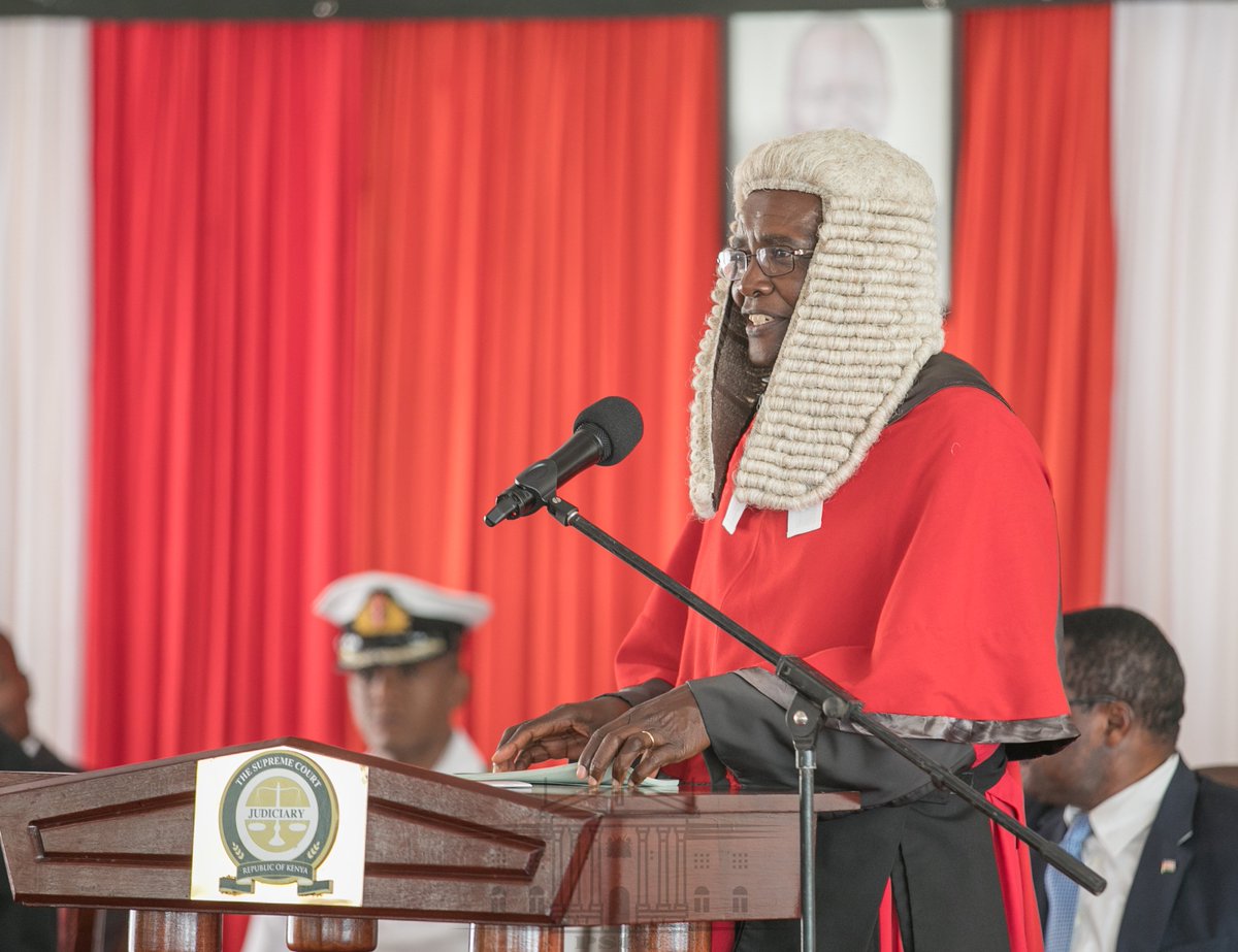 StateHouseKenya's tweet photo. The President asked the Judiciary to play its rightful role and enforce the rule of law consistently across board. He said Kenyans are crying out for action against those misappropriating public resources, protection from terrorists &amp; for justice to be done and be seen to be done https://t.co/8v97nbUsq9