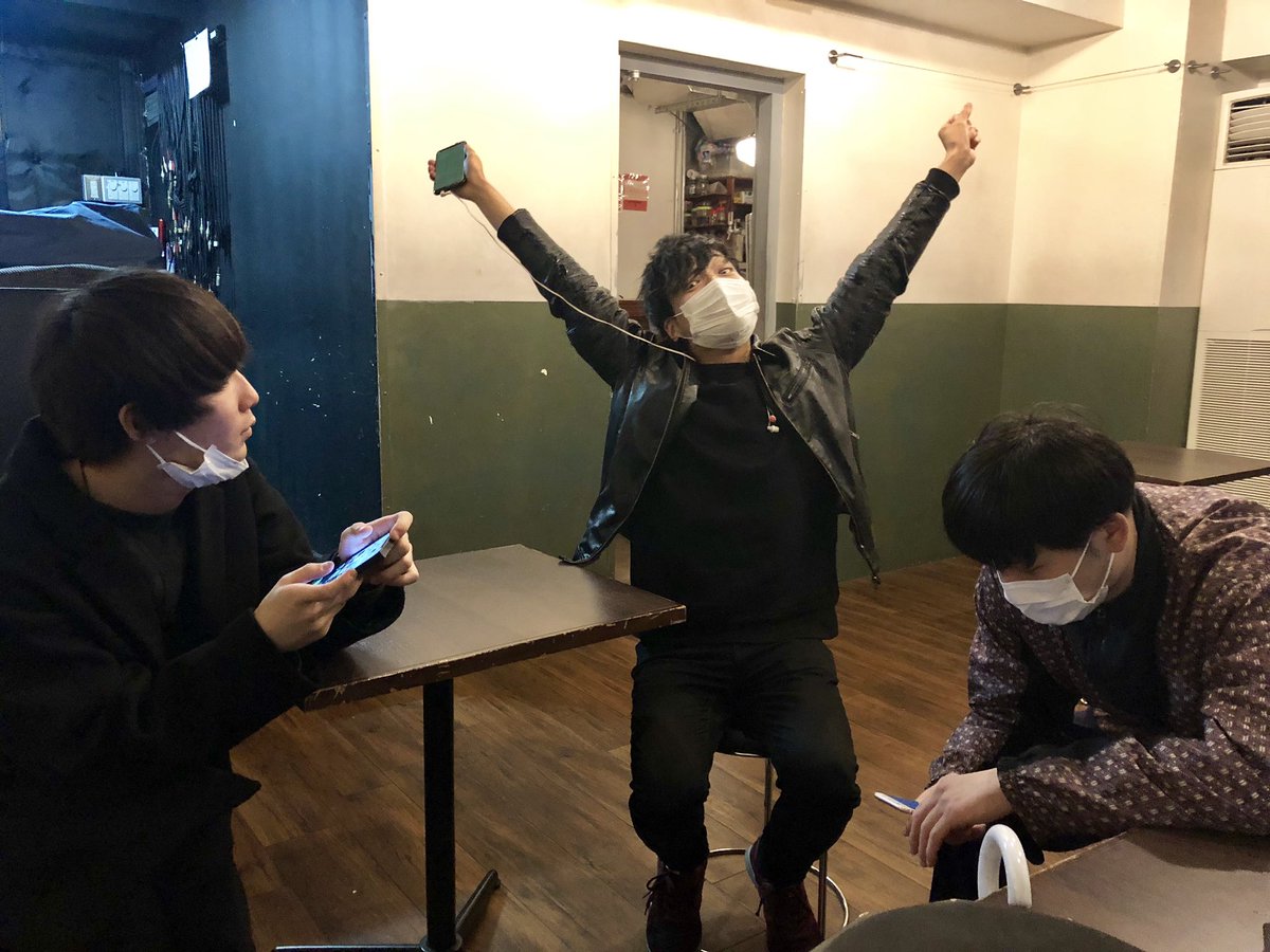 UtopiaLeague's tweet photo. 大学卒業できて嬉しいシュウタと興味のないメンバー

そんなUtopia Leagueのライブは本日下北沢近松にて！21:00頃からの出演です！ https://t.co/qj7uNu1kte