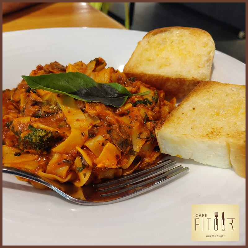 CafeFitoor's tweet photo. Eating pasta will make you happier! It’s true — the carbohydrates in pasta increase the body’s production of serotonin, the neurotransmitter that scientists believe trigger feelings of happiness and well-being! Indulge in #pasta this week at @CafeFitoor . 
#Happy #CafeFitoor https://t.co/XxU4fc60tj