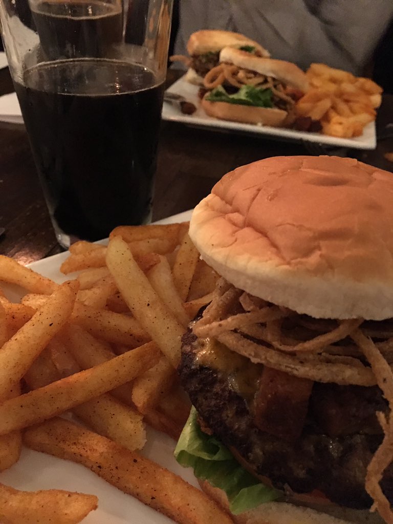 JordanAVBC's tweet image. Burger pairings tonight at Sloane’s Valley Village! @b_e_u named it LA’s best burger 2018!