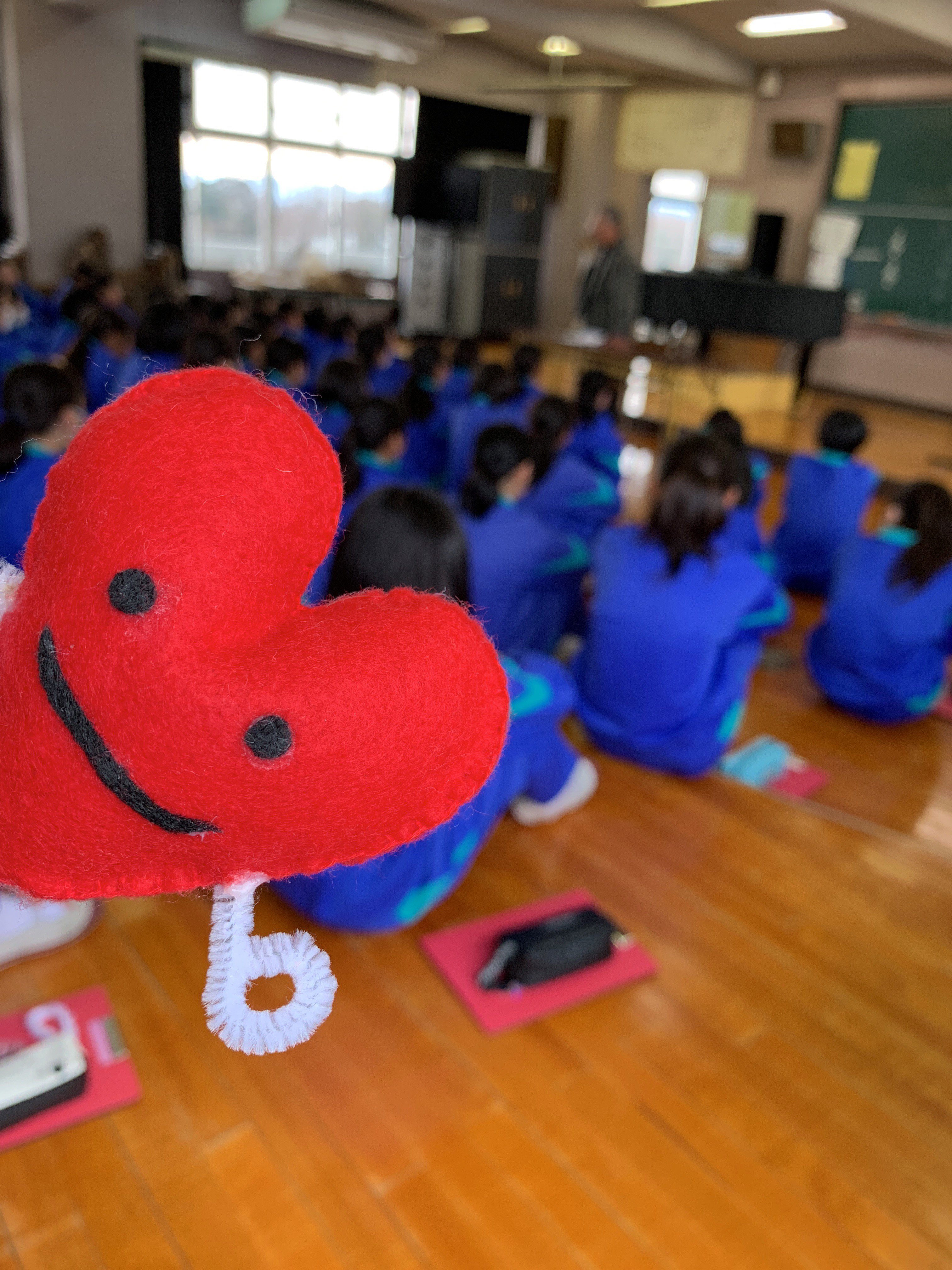 嵐山町社会福祉協議会 町内の中学校で 日本の昔の生活について知る 授業があり ボランティアの皆様にご協力いただきました 昔の暮らしや食べ物 遊びなどのお話をされ 最後にあやとり 竹ぽっくり 紙鉄砲 ブンブンゴマなどの遊びを中学生に体験し