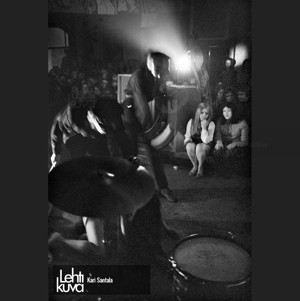 LehtiHistorPics's tweet photo. #Happening of Finnish #UndergroundGroup the Sperm at the United Nations Event in #Natsa Klub, Helsinki on October 24, 1968 #Lehtikuva #KariSantala #YK:n 23 vuosijuhla Natsalla #MattiJuhaniKoponen ja #Sperm-ryhmä lavalla #1960s #Kalevalanpäivä #performance #kulttuuri https://t.co/Z59owf68Ih