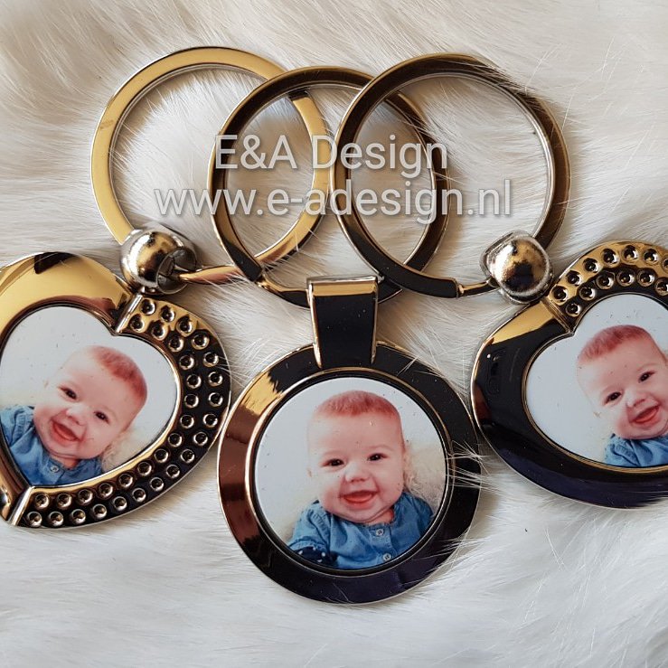 Hoe gaaf is dit? Een gepersonaliseerde sleutelhanger met foto. Kan ook met tekst of 'gewone afbeelding naar keuze 
e-adesign.nl