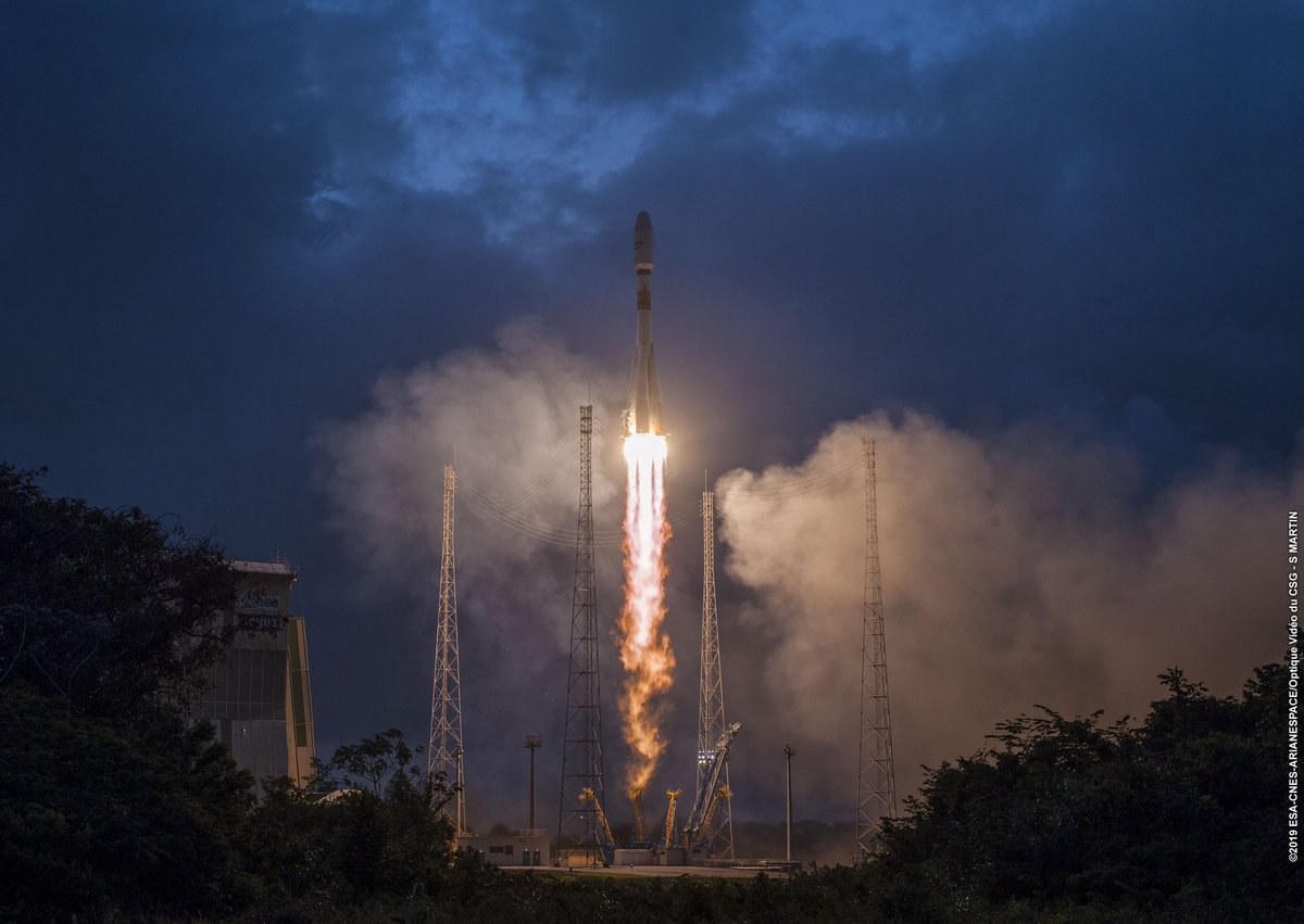 CNES's tweet photo. Succès cette nuit au Centre Spatial Guyanais, où #Soyouz a lancé et placé en orbite basse les 6 premiers satellites de la constellation @OneWeb 🛰 Le lanceur signe son 21ème succès d’affilée au CSG depuis 2011 🚀 #VS21 https://t.co/yxxa7HRWJq