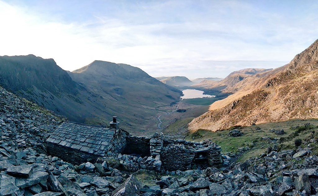 ChrisArmishaw's tweet photo. #Warnscalebothy just before sunset Monday, inspired to go here by @CaptureLakeland couldn't have hoped for a better evening, incredible to just sit there and watch such a beautiful view slowly fade into darkness #notjustlakes #Lakedistrict #Cumbria https://t.co/gqgHWqfNit