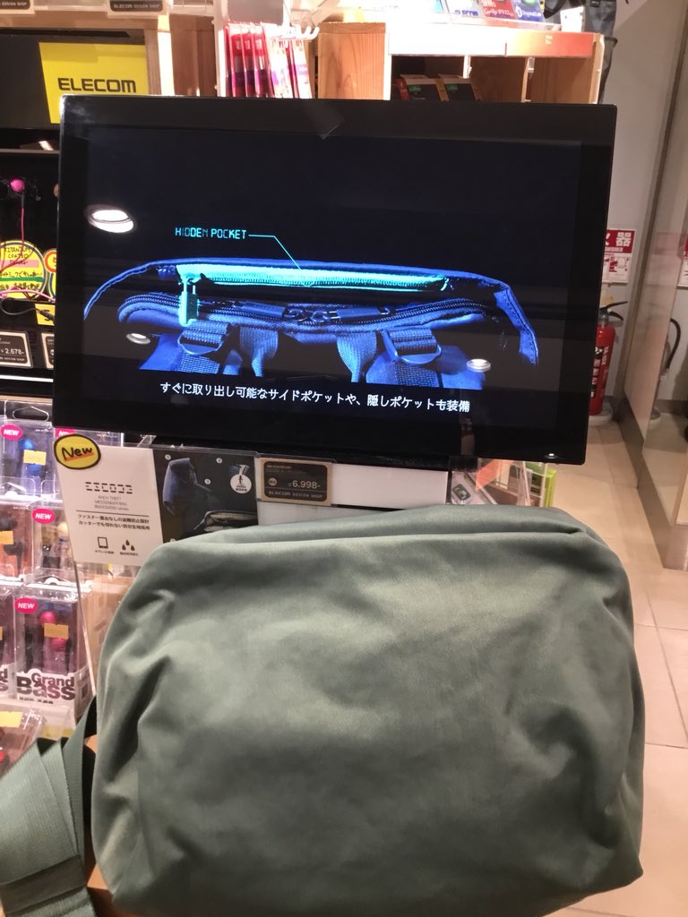 EkimoElecom's tweet photo. ＃ESCODE 第2弾
メッセンジャーバッグ‼️

サコッシュ、ボディバッグじゃ小さい…
バックパックは大きすぎる…
そんな時に重宝される中間サイズ✨

小物ポケットにペンやイヤホン、スマホをスッキリ収納⭐️
ペットボトルも立てて楽々入ります😊 https://t.co/W6o5ZRM1jN
