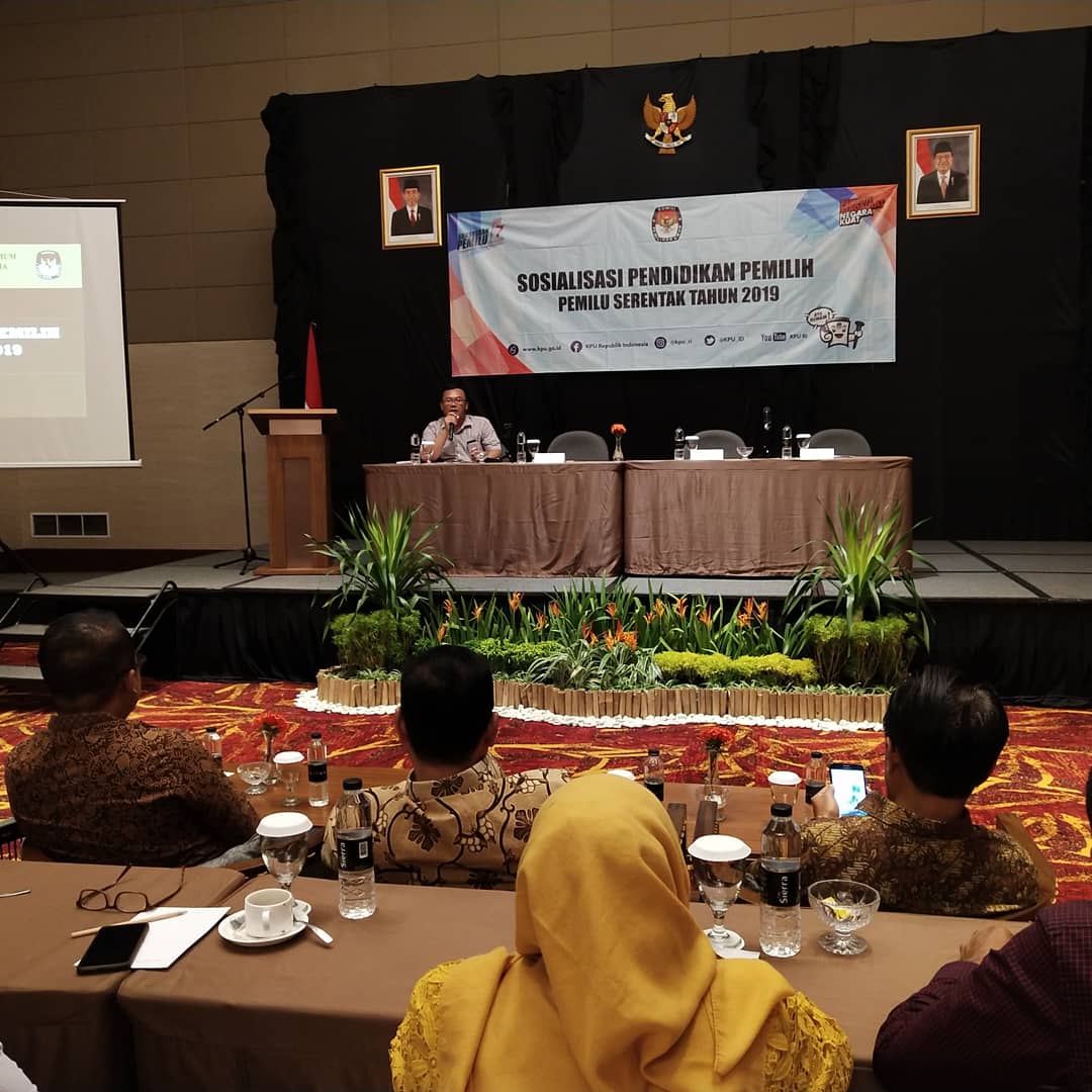 SudiroAsno's tweet photo. Menjadi pembicara pada kegiatan sosialisasi  pendidikan politik dengan KPU di hotel luxton Cirebon... https://t.co/lS5EUSGGXH