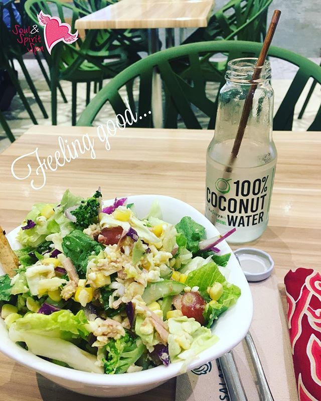 Feeling good day.... time for healthy lunch @saladstopph I just loooove different variations of salads and drinking coconut water with my own stainless steel straw!  #salad #lunch #healthyfood #loveyourself #saladlover #coconutwater #recycling #stainlesssteelstraw #healthyea…