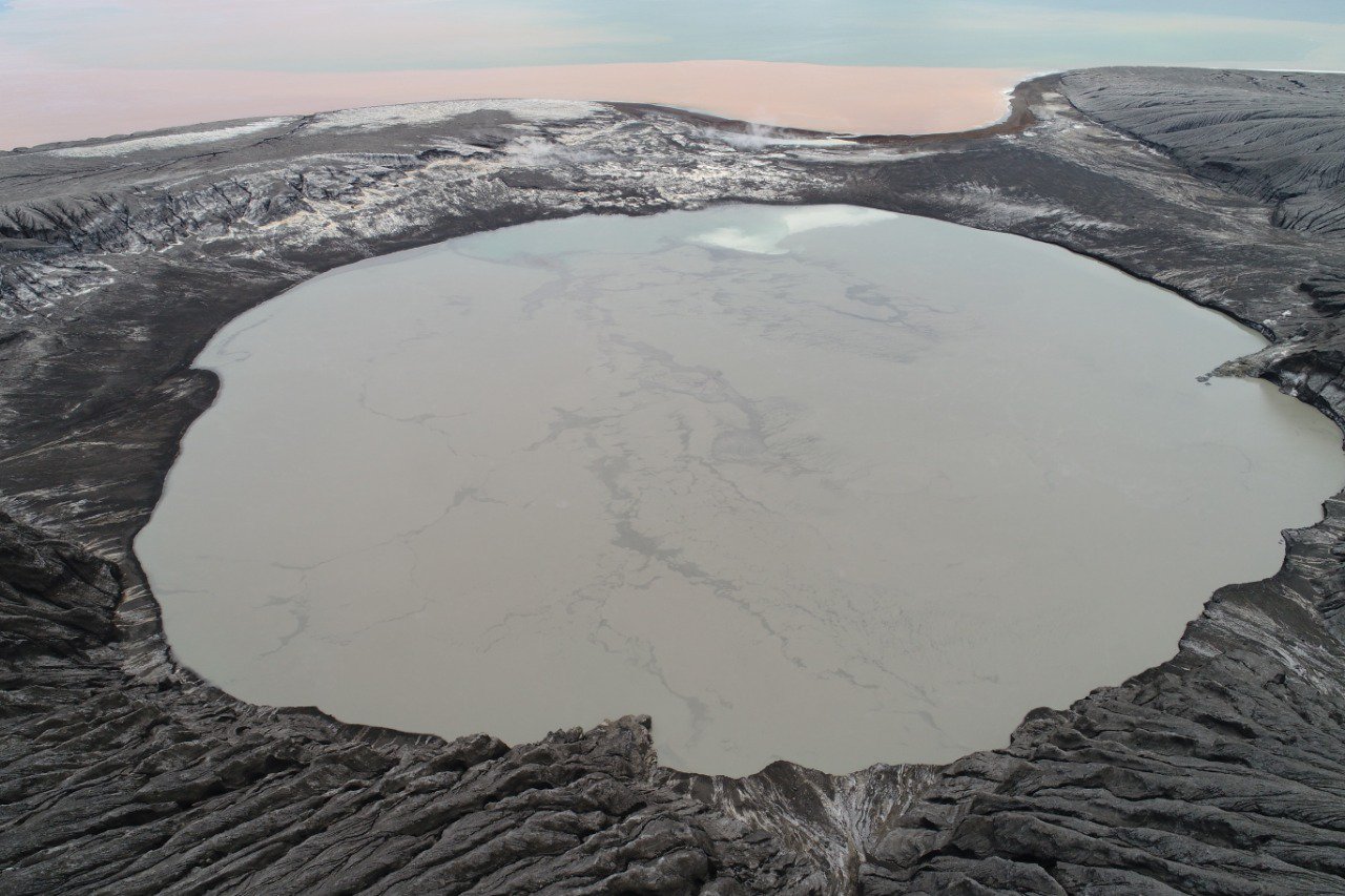 Pantauan kawah puncah Gunung Anak Krakatau