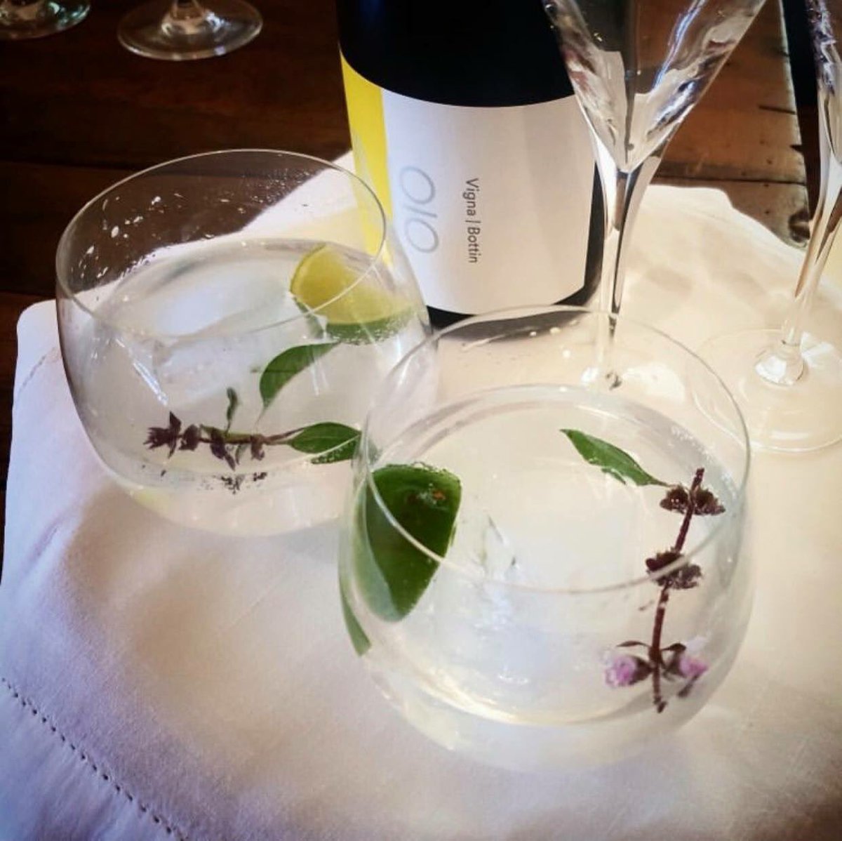 vignabottinwine's tweet photo. When it's 🔥🔥🔥 outside, there is only one thing left to do - #pop open the Versecco &amp; pour some #gin! Sounds like a #greatidea, doesn't it!
.
Thanks to The Olfactory Inn for the snap.
#wine #winelovers #sparklingwine #ThursdayThoughts @vin_fritz @winewankers @onceuponawine_ https://t.co/Gun0W1FJre