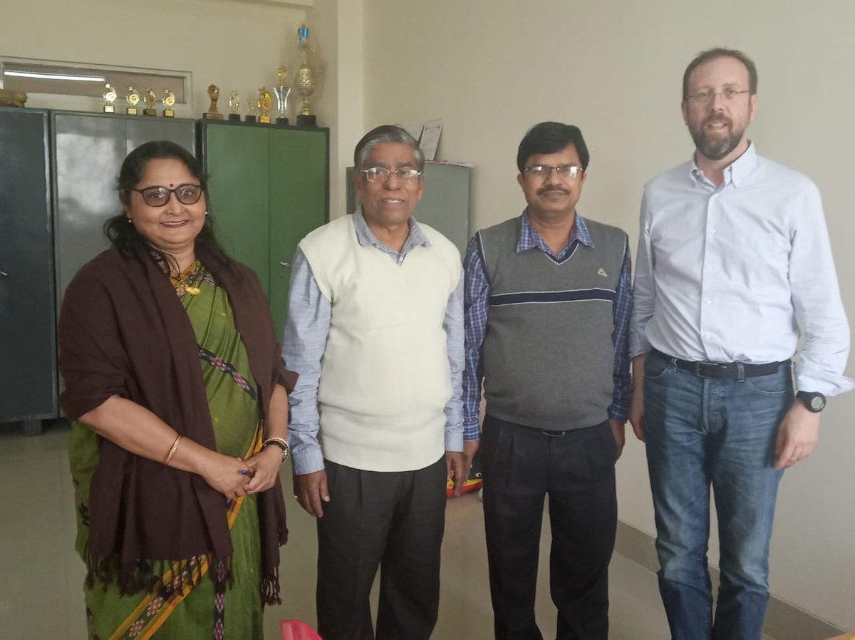 EcoEmocional's tweet photo. El nostre professor del #Master #EcologiaEmocional #EmiliPuig a la Universitat de #Kolkata a la India. Sembrant llavors per la sostenibilitat emocional i humanitat. Aprenem de tots, conscients que #intersom. Gràcies Emili! @fundacioambit @Eco_Emocional @Isabcoaching @dcmesh https://t.co/FutEIGdUyZ