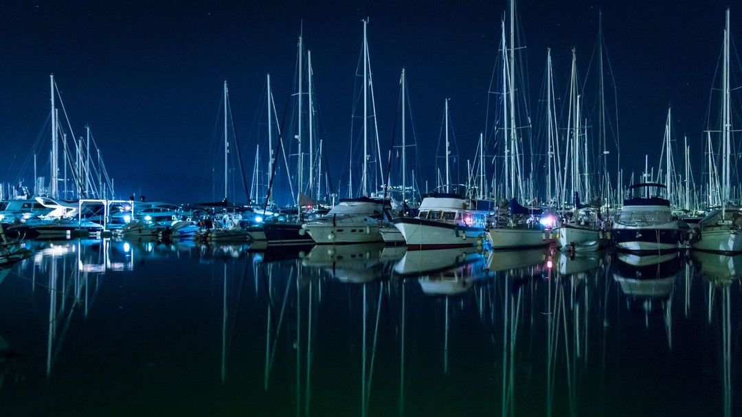 Lia_Mortimer_'s tweet photo. A line of sporty, highly elite sailboats brings light and character to an illuminated marina. #deck #boat #sailboat #water #ship #summer #boating #wave #sea #ocean #sail #sailing #nautical #sailingboats #yachts #ships #yachting #rope #knot #boatingknot #marina #sailingrope #boats https://t.co/9XOaw4LE9Y