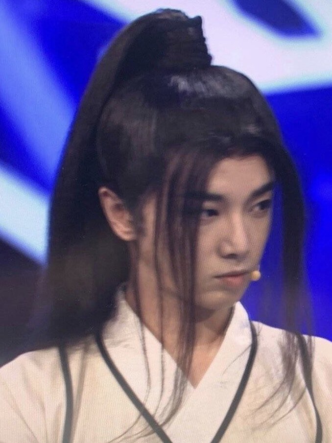 CYHuaMS's tweet photo. Wow!!! 😎 cool look forward to the Trump cards S4. 👏👏👏 王牌对王牌 太令人期待了🌹🌹
#ChenyuHua #singersongwriter #Composer #concert #huachenyu #華晨宇 #华晨宇 #thesinger2018 #华晨宇王牌对王牌 #华晨宇鸟巢演唱会 https://t.co/BAVsanjBGT