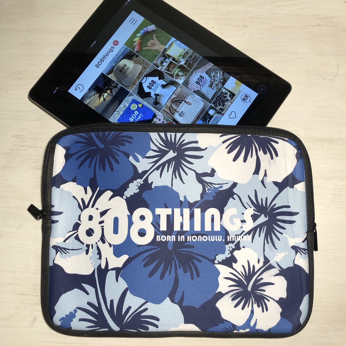 808things's tweet photo. #NewArrival!  We have #TabletSleeve with various #Prints from #Hawaii! #808things #エイトオーエイトシングス  の #タブレットスリーブケース が入荷しました！#ハワイ大好きな人と繋がりたい #ハワイライフ #Aloha #アロハ #HawaiiLovers #Hibiscus #ハイビスカス🌺 https://t.co/6K3FkJHHdp