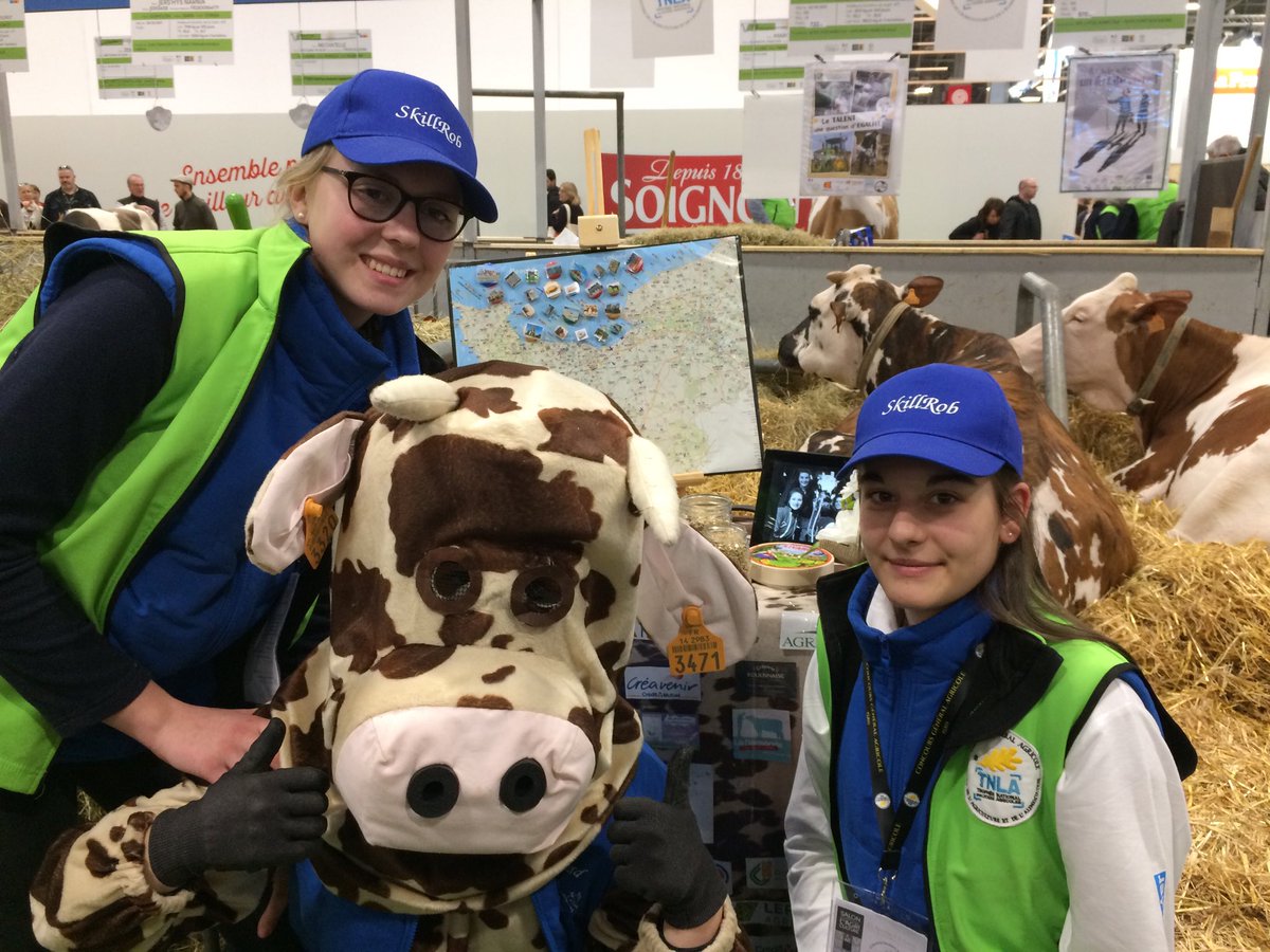 agri_normand's tweet photo. Lucile, Eloïse (ans Ferdinand le normand) et Laura représentent au TNLA avec leur vache Heureuse. Épreuve de contention cet après-midi et show samedi à 17h!! ⁦@Tnla2019Rob⁩ ⁦@Skillrob⁩ #SIA2019 https://t.co/PvQDRSOets