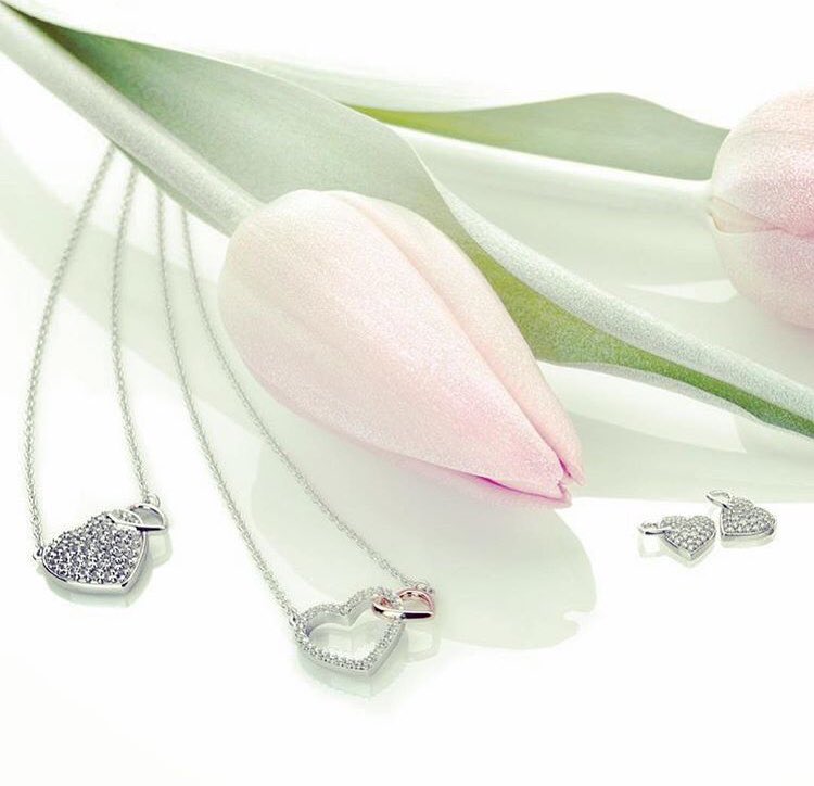 PageFine's tweet photo. We love the Togetherness range from the Flora Collection by @HotDiamonds. Two hearts become one, symbolising the love between mother and child. These beautiful pieces comprise of White Topaz set in sterling silver with a real diamond. Simply stunning. 
#hotdiamonds #togetherness https://t.co/HMAfM4w3Q9