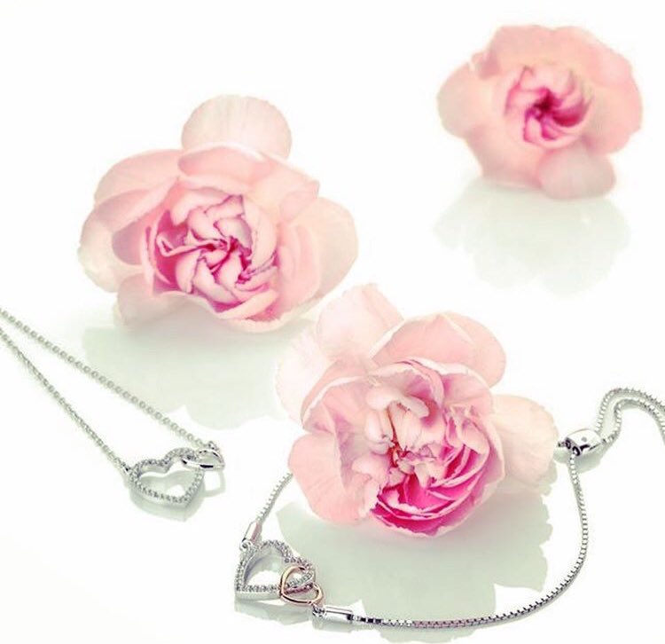 PageFine's tweet photo. We love the Togetherness range from the Flora Collection by @HotDiamonds. Two hearts become one, symbolising the love between mother and child. These beautiful pieces comprise of White Topaz set in sterling silver with a real diamond. Simply stunning. 
#hotdiamonds #togetherness https://t.co/HMAfM4w3Q9