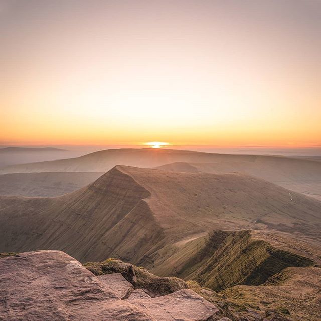 Sunrise from Pen y Fan. Brecon Beacons National  Park.

#wondermore #thewalescollective #findyourepic #visitwales #nationaltrust #visitbreconbeacons #madeinwales #earthonlocation #earthcapture #bbcearth #bbccapture ift.tt/2VsRpqR