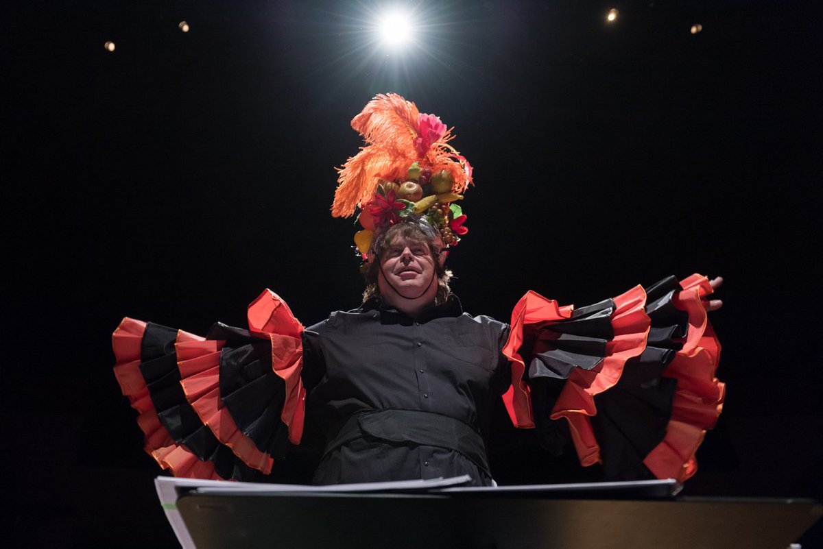 BandaBarcelona's tweet photo. És Carmen Miranda? Moctezuma? Jorge Negrete? No! És Hernie Adams, el director de 'MAAAMBO'! i veure'l dirigir és tan espectacular com el mateix concert! No et perdis la festassa que hem muntat dissabte amb ell i @_LaCubana ➡ https://t.co/S01zo4tdVY

#enfamília #maaambo #lacubana https://t.co/csyTJdihLm