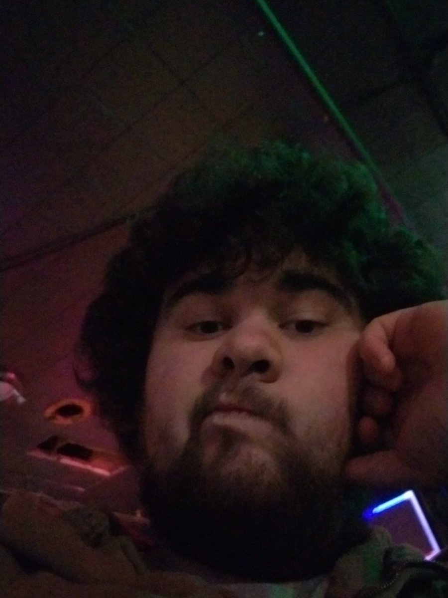 SkyKinBOOM's tweet photo. Karaoke night https://t.co/Kesu5tOS8P