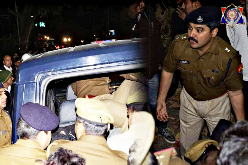 policemedianews's tweet photo. सड़क पर लहूलूहान पड़े युवक को SSP कलानीधि नैथानी ने पहुंचाया अस्पताल, भीड़ बनी रही तमाशबीन
@lkopolice #ssplucknow #kala_nidhi @Uppolice @UpPolicemitra @SinghtheIndian @SureshN12555265 @ziyahaq786 @policeimagerfms
पूरी खबर जानने के लिए लिंक पर क्लिक करें
https://t.co/4uPmrH7Zv0 https://t.co/q2uNciwvex
