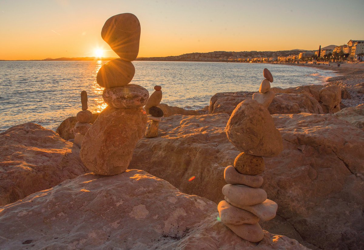 Un appel à la méditation pour ce #jeudiphoto en ce moment, un franco cambodgien réalise d’impressionnants totems de galets sur Castel plage #nice06 @Nice_Tourisme <a href="/VilledeNice/">Ville de Nice</a> <a href="/VisitCotedazur/">Côte d'Azur France</a>