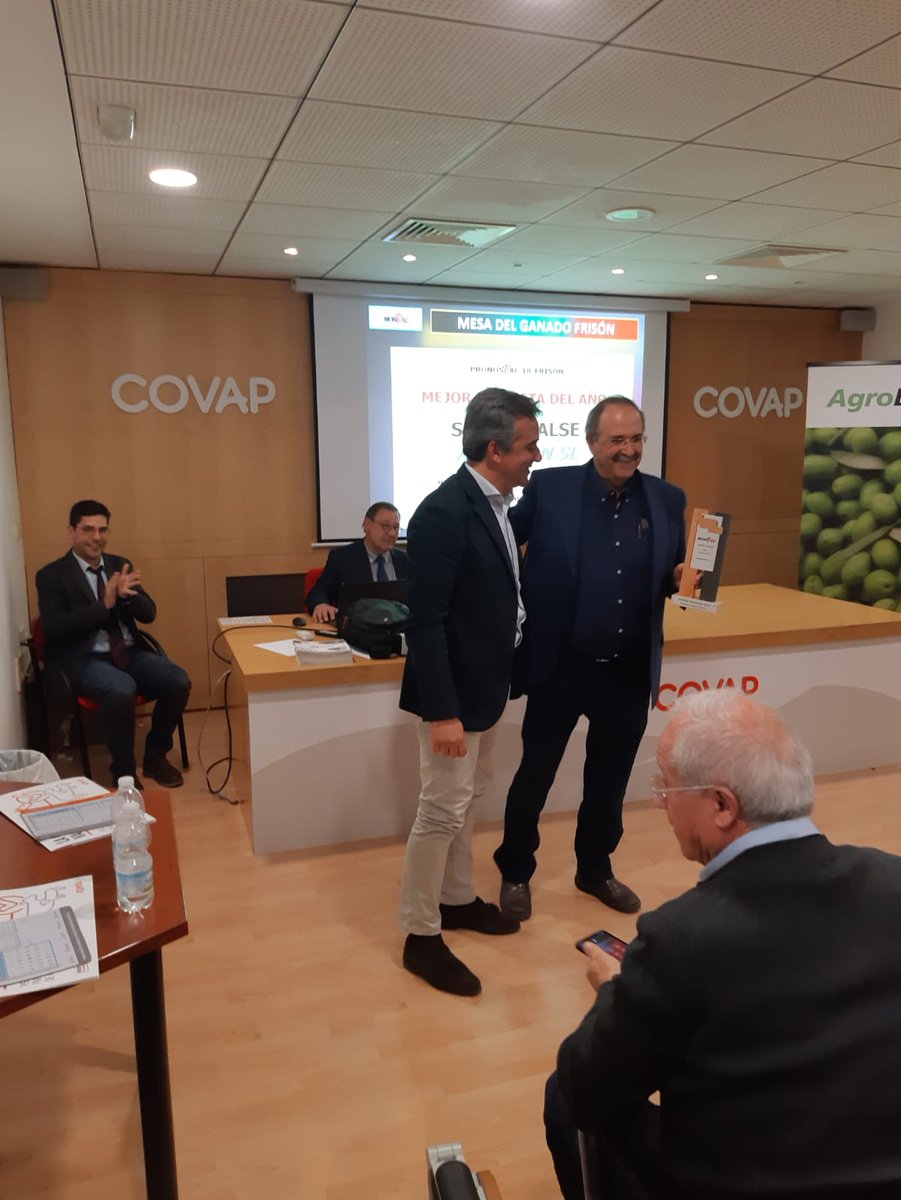 mercolleida's tweet photo. 📷Nos llegan más imágenes del #PronosVac2018.
Enhorabuena a todos los galardonados y muchas gracias a @Covap por su hospitalidad.
@DehesaGrande @coopivars #Agromont #Piasa
#Mercolleida #PronosVac #vacuno #premios #mercados #Pozoblanco #Córdoba https://t.co/sP3hpa4OV3