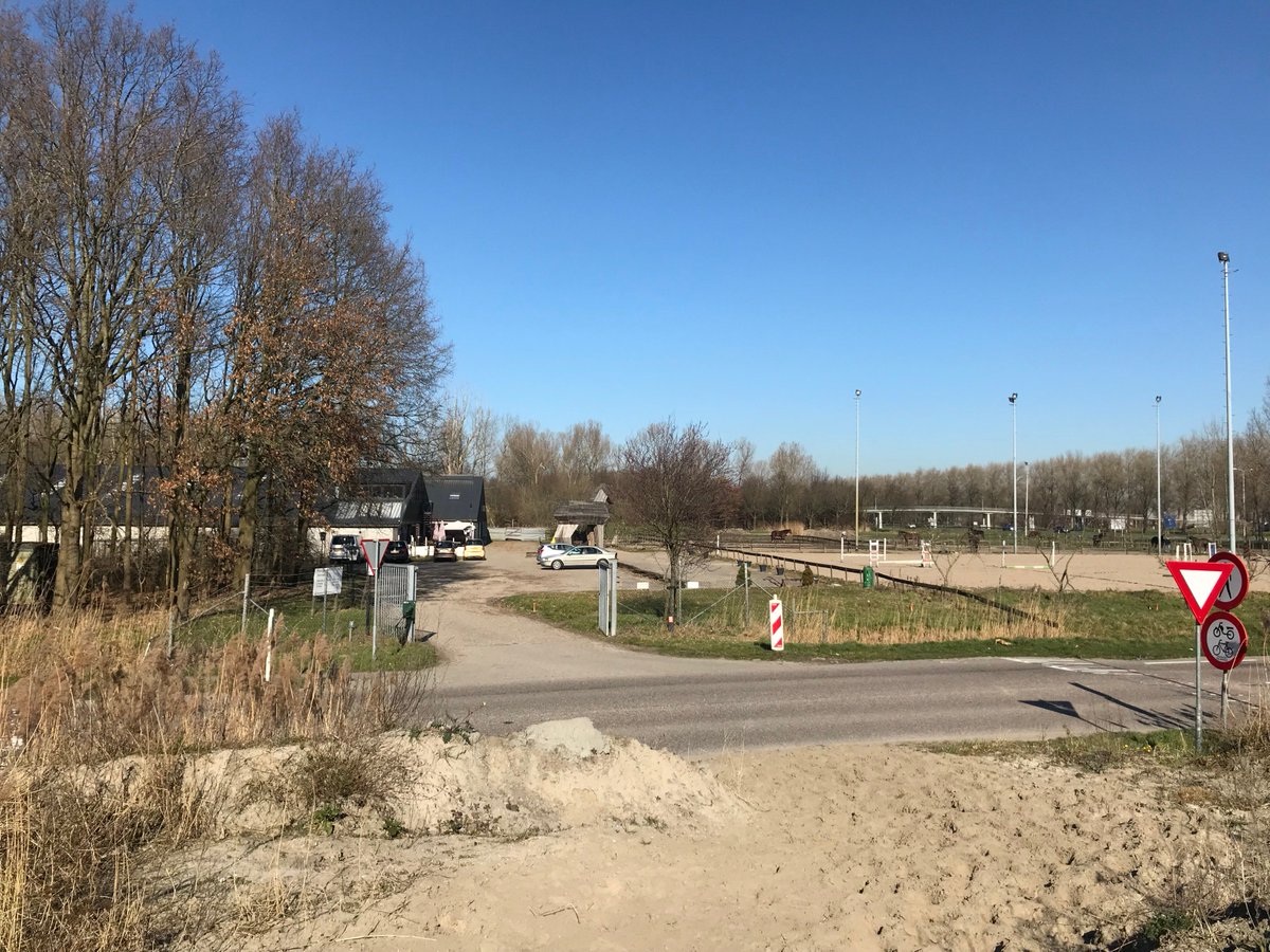 AvdSAlmere's tweet photo. Een bijzondere opdracht van de gemeente @almere voor studenten Mobiliteit van @WindesheimFlevo. Opdrachtgever @KlaasStrampel wil weten hoe ruiterpaden kruisen met de openbare ruimte en overige weggebruikers. Gisteren gingen de studenten op (ruiter)pad om zelf een kijkje te nemen! https://t.co/JiWx2vtDHa