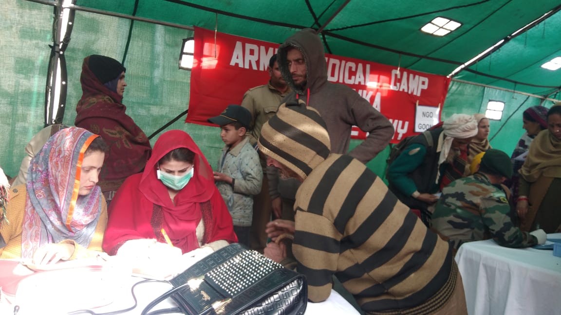 Whiteknight_IA's tweet image. #MedicalCamp conducted by #IndianArmy at Kotranka village, #Rajouri, 900 patients benefitted through medical check-up &amp;amp; medicines. 10 Sewing Machines also distributed to women incl a tri-cycle presented to a divyang from vill Hubi. Cloths distribution camp org with NGO Goonj.