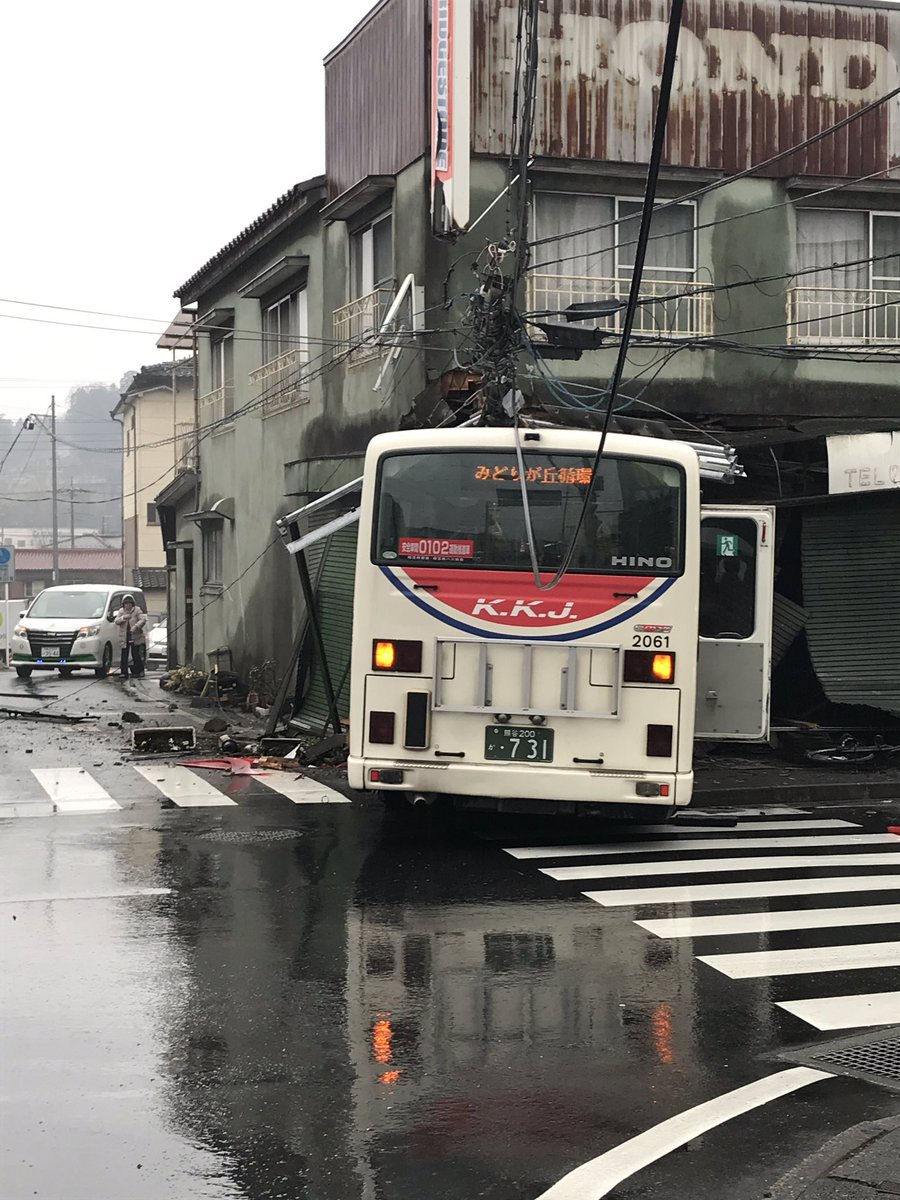 埼玉県小川町でバスが住宅に突っ込む事故の現場画像