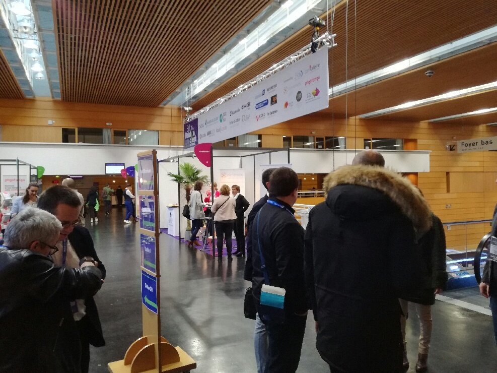 SRCOuest's tweet photo. C'est parti pour le Salon de la Relation Client de l'Ouest #SRCO2019 !!!! 1ère édition à la @LaCiteCongres Nantes. Vous êtes nombreux à être présents, plus de 1200 inscrits !!! La plénière va démarrer !!! 😊 Cette journée va muscler votre #RelationClient 💪 https://t.co/NxSBoRYpz4