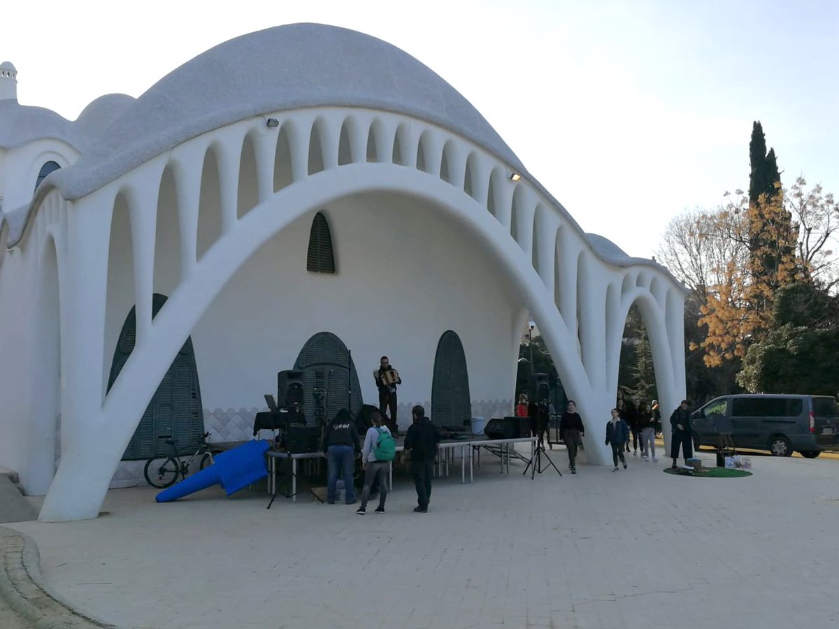 Aquest matí hi ha #festa gran al Parc de Sant Jordi. A primera hora ja preparaven la festa infantil per donar la benvinguda als emissaris del Rei Carnestoltes. Comença el #Carnaval! 🎭 🎊