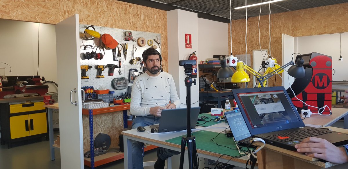 Taller7Maker's tweet photo. ¡Ya estamos en directo en la sesión presentación del #CDTIC! Puedes seguirla desde aquí ➡️  https://t.co/2HSd7EzNxl https://t.co/qkkGqwkPZD