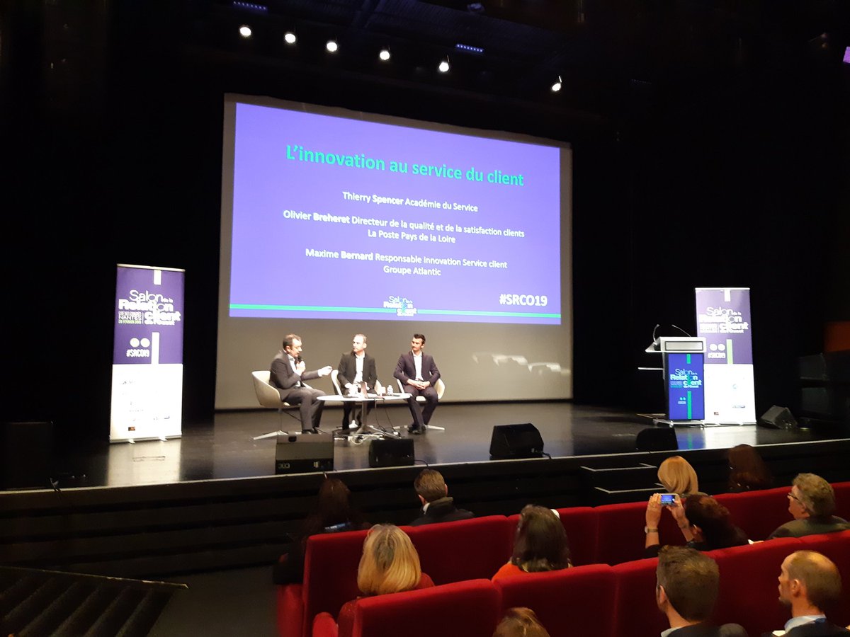 SRCOuest's tweet photo. 🔔 Salle comble pour la plénière d'ouverture "L'innovation au service du client" ! Ça va secouer la #RelationClient 💃 avec @ThierrySpencer, et les témoignages de @GroupeLaPoste et @Groupe_Atlantic https://t.co/2P7O29oHCc