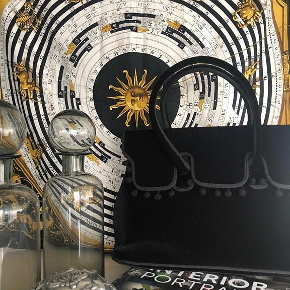 MLakecomo's tweet photo. Velvet passion.
#handbag #velvet #trimmings #garniture #black #noir #carré #français #comolake #bags  #madeinitaly #handmade #madeincomo #мешки #instaborse #instabag  #femalebags #handmadebag #luxurybag #fattoamano #taschen #velluto #28febbraio https://t.co/DURBzHOFZ9