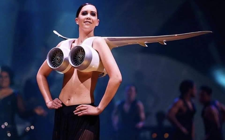 Macron eist opheldering over nieuwe uniformen KLM stewardessen.