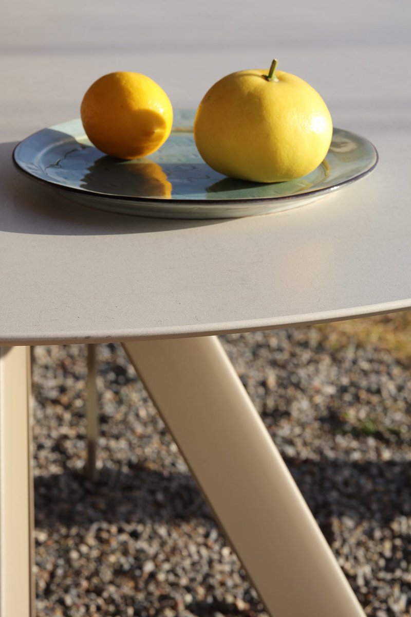 Expormim's tweet photo. Feeling the inherent happiness in sunny days. Atrivm table designed by Manel Molina. Table top made of @Dekton by @GrupoCosentino Photo: @meritxellarjalaguer #newproducts #atrivm #outdoor #expormim https://t.co/zk1Lgg0EWE