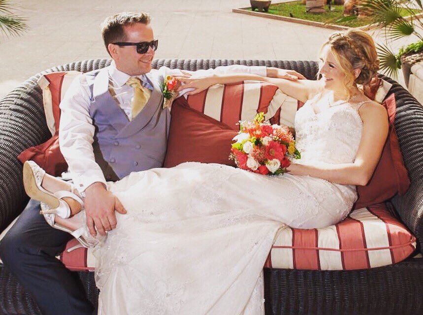 Happy anniversary to this fantastic couple! 
Currently enjoying their 2 year (and a few days) of marriage by celebrating back in the venue where they had their special day @villacortescom #weddingdaymemories #hotelwedding #funwedding #outdoorwedding #tenerife #weddingplanners