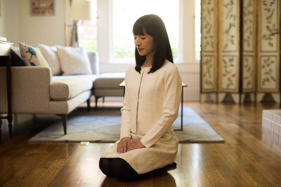 selena_soh's tweet photo. [arrives at work and greets office like marie kondo]
[stays in this position for 8 hours] https://t.co/4GT4acrxhT