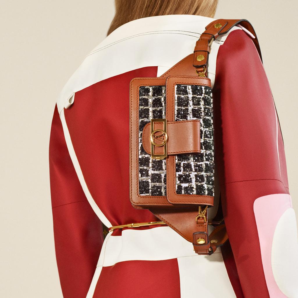 Louis Vuitton on X: Naturally nomadic. The new #LouisVuitton Dauphine belt  bag fits perfectly on the shoulder of a #LVSS19 look by @TWNGhesquiere.  Explore the Collection at    / X