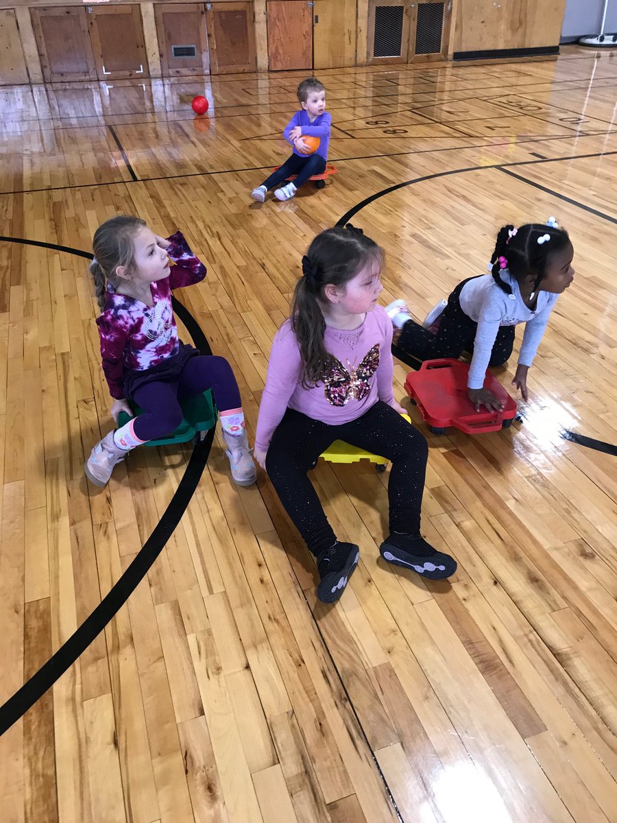 jenamato3's tweet photo. ⁦@HowellTwpLOP⁩ supports ⁦@FightingHARD2⁩ by celebrating #RareDiseaseDay! Our PreK-2 students work together to complete an obstacle course. Jeans  and purple all around💜 #fightinghard #HTPSWellness # BeTheLight https://t.co/BOesMH24mP