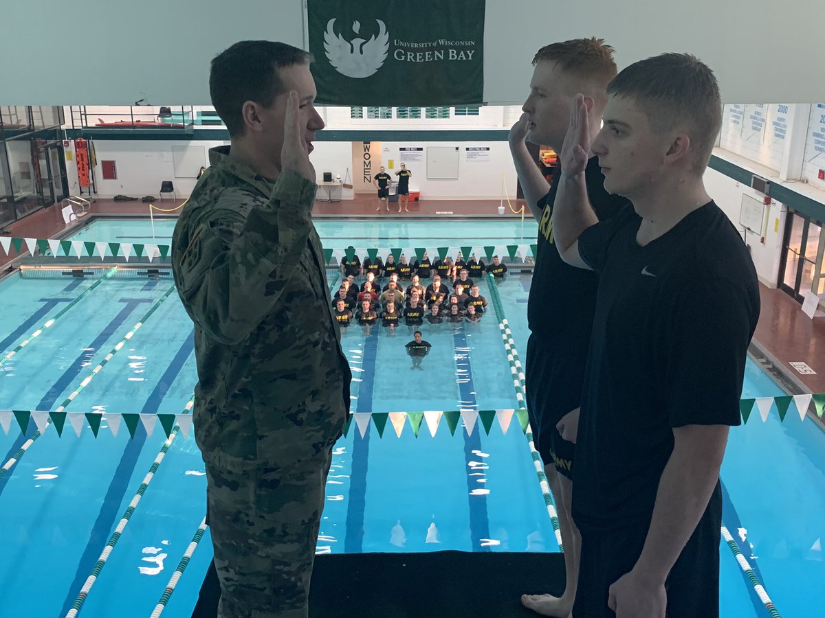FoxRotc's tweet image. A couple of cadets took the plunge at PT this morning under the supervision of Green Knight Company Cadets. Than we joined @BlackHawkBde and @uwgbchancellor for breakfast and good discussions. @FoxRotc @ArmyROTC @uwgb @WI_Guard