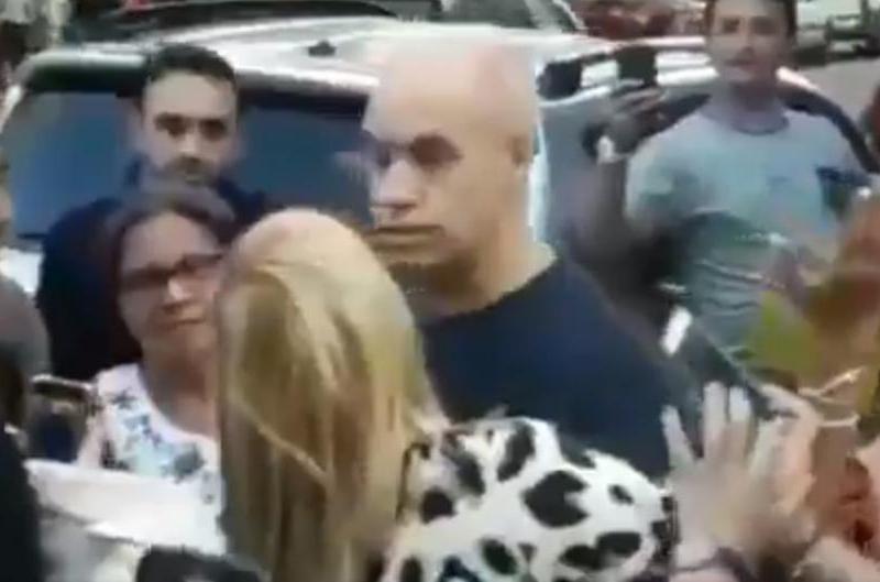 lnwciudad's tweet photo. A Larreta lo increparon y la pasó mal en Almagro | https://t.co/jewqpb0279 @horaciorlarreta https://t.co/gtIr5nbiLD
