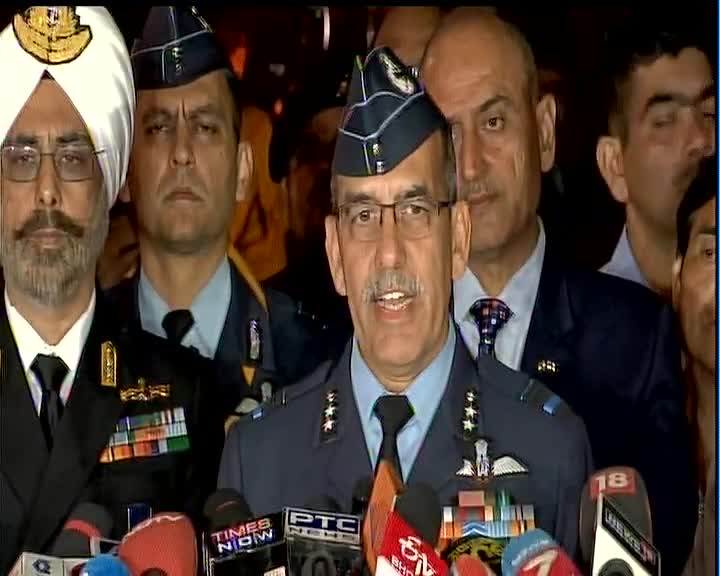 smitaprakash's tweet photo. Air Vice Marshal RGK Kapoor debunking Pak claim that F-16s was not used in the strike :(1)AMRAAM missiles used which can only be carried by F16, (2) All aircraft have electronic signature, we spotted is F-16 (3) Pak media pix of aircraft debris -those aren't of Mig, but of F16 https://t.co/uqlGDESDnO