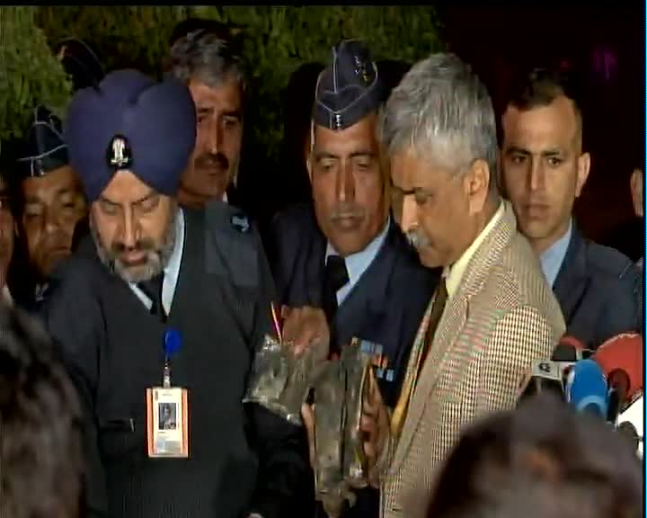 smitaprakash's tweet photo. Air Vice Marshal RGK Kapoor debunking Pak claim that F-16s was not used in the strike :(1)AMRAAM missiles used which can only be carried by F16, (2) All aircraft have electronic signature, we spotted is F-16 (3) Pak media pix of aircraft debris -those aren't of Mig, but of F16 https://t.co/uqlGDESDnO