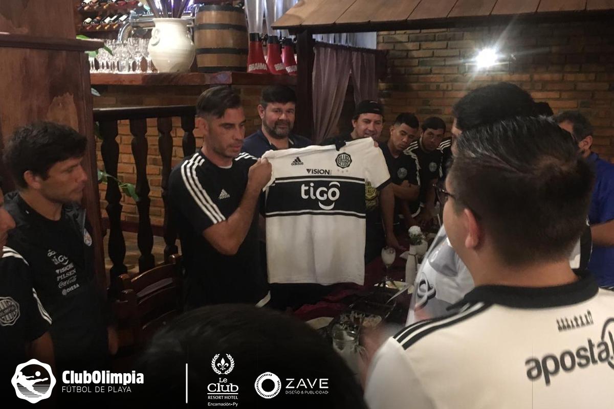 OlimpiaPlaya's tweet photo. Agradecemos a la Peña 799002 Itapúa por el recibimiento y la hospitalidad para con todo el equipo de Olimpia Fútbol Playa

#aOlimpiaLoHaceGrandeSuGENTE
#VamosOLIMPIA⚪️⚫️⚪️
#OlimpiaBeach🏖⚽️ https://t.co/GHs8Brnh0i
