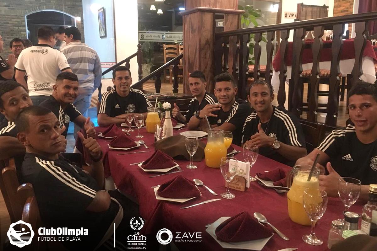 OlimpiaPlaya's tweet photo. Agradecemos a la Peña 799002 Itapúa por el recibimiento y la hospitalidad para con todo el equipo de Olimpia Fútbol Playa

#aOlimpiaLoHaceGrandeSuGENTE
#VamosOLIMPIA⚪️⚫️⚪️
#OlimpiaBeach🏖⚽️ https://t.co/GHs8Brnh0i